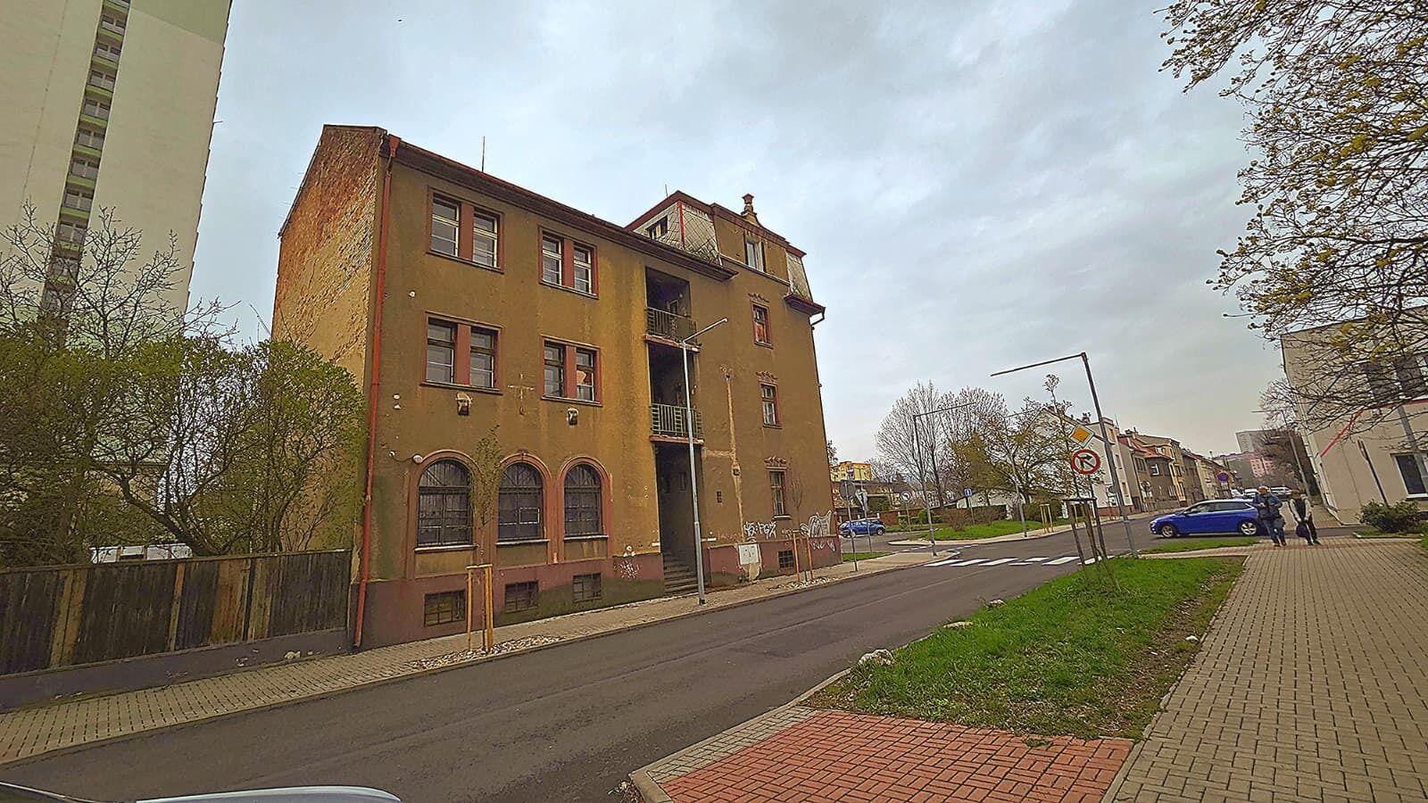 Prodej bytového domu v ulici Husova v Chomutově - 13 bytových jednotek.