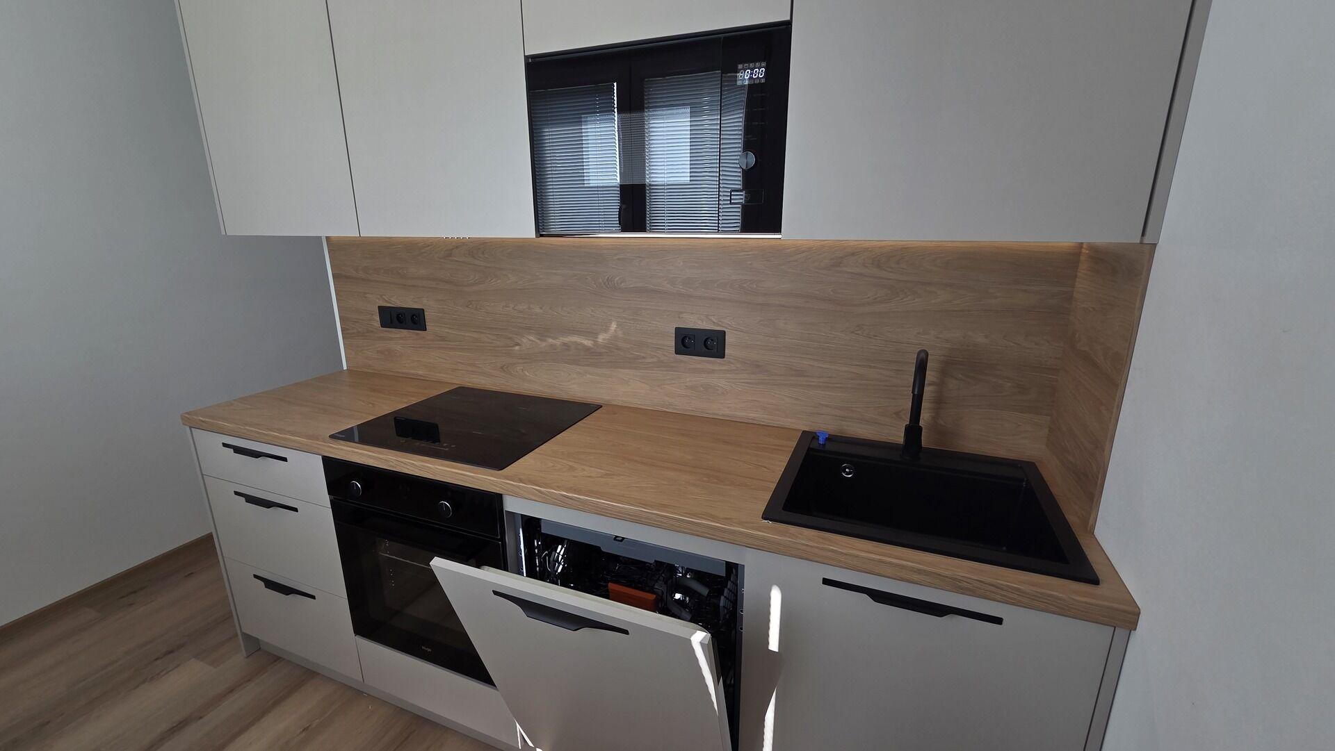 Pronájem nadstandartně zrekonstruovaného bytu 2+1 v ulici J. Vrchlického v Mostě