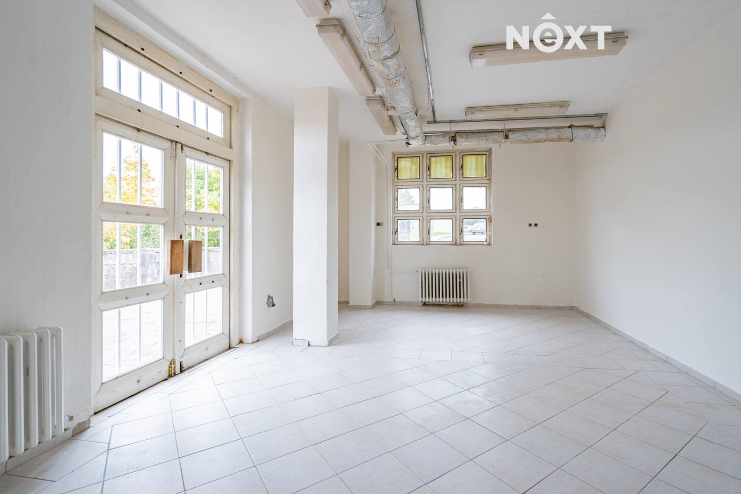 Pronájem komerční Obchodní prostory, 320㎡