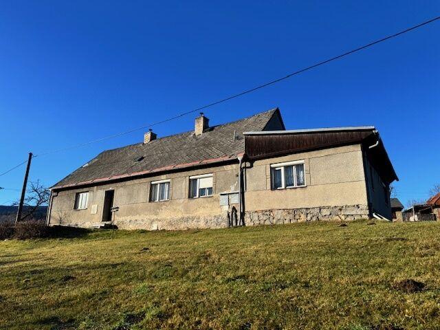 Byt s atmosférou venkova v Jeseníkách! Prodej bytu 2+1 se zahradou v rodinném domě v Domašově.