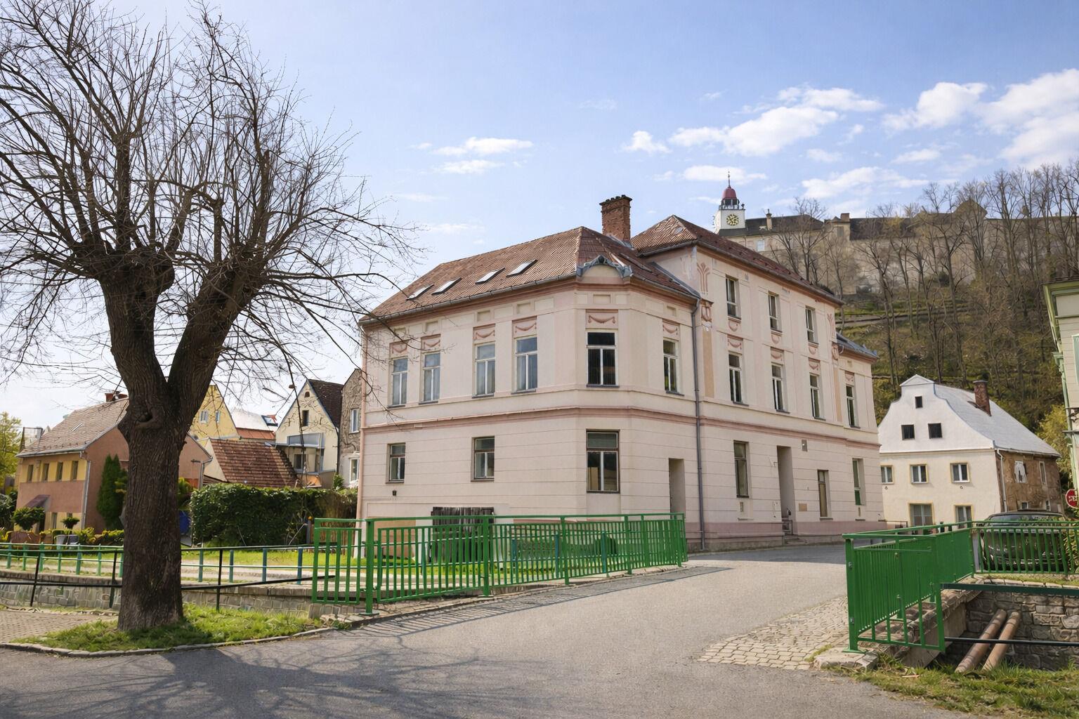 Nabízím k prodeji prostorný bytový dům v Javorníku (720m2), okres Jeseník, s komerčním potenciálem.