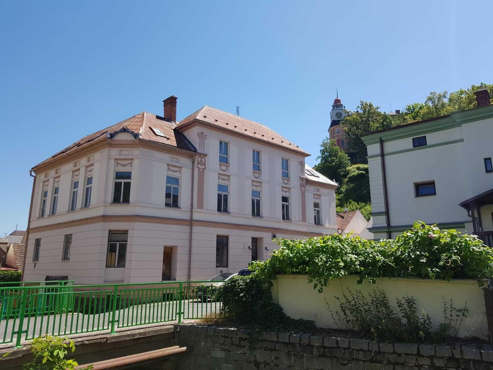 Nabízím k prodeji prostorný bytový dům v Javorníku (720m2), okres Jeseník, s komerčním potenciálem.