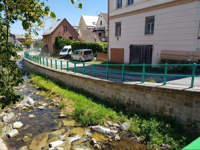 Nabízím k prodeji prostorný bytový dům v Javorníku (720m2), okres Jeseník, s komerčním potenciálem.