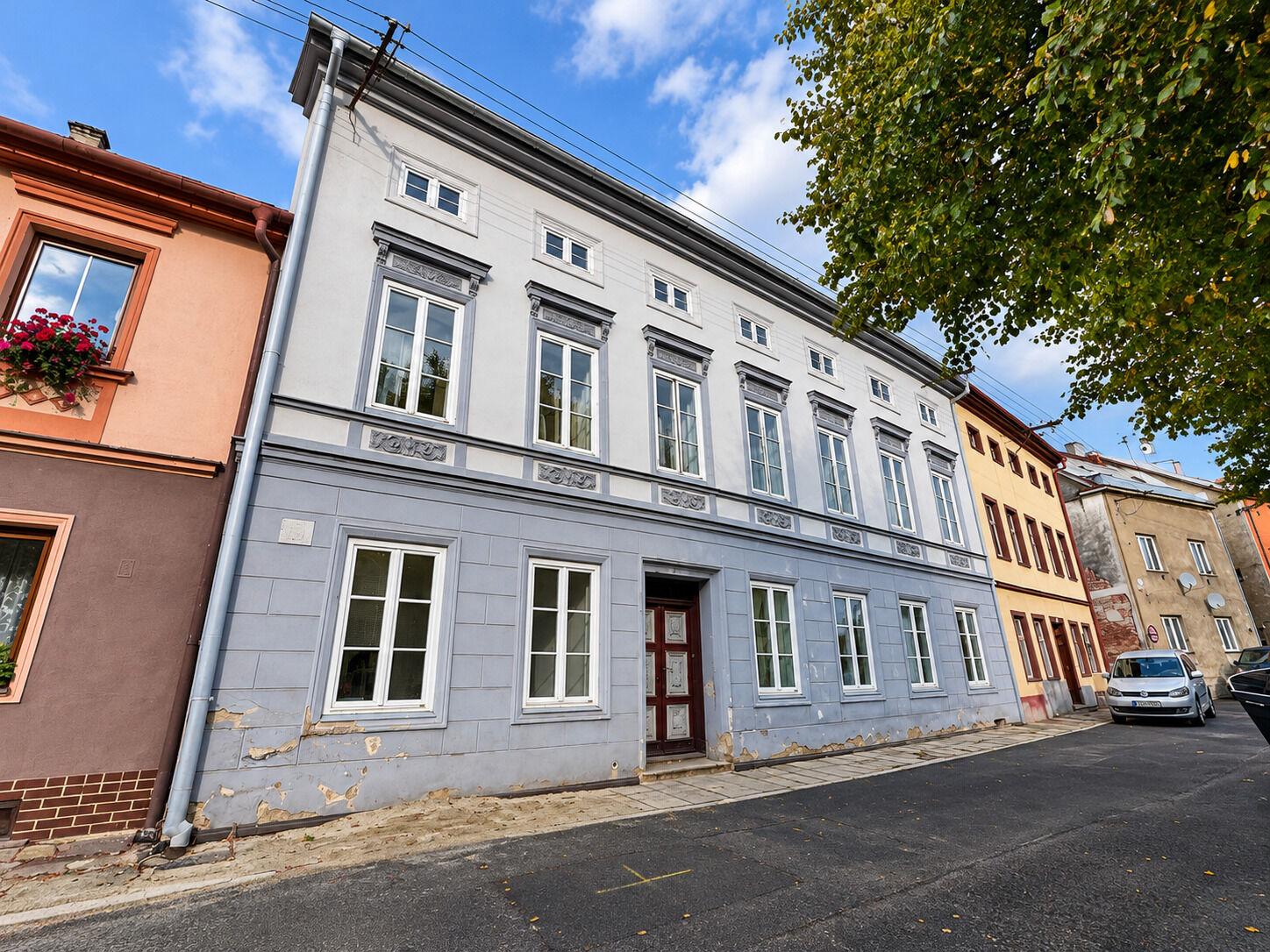 Prodej atraktivní nemovitosti u náměstí v Javorníku, s bytovými jednotkami a rozsáhlou zahradou!