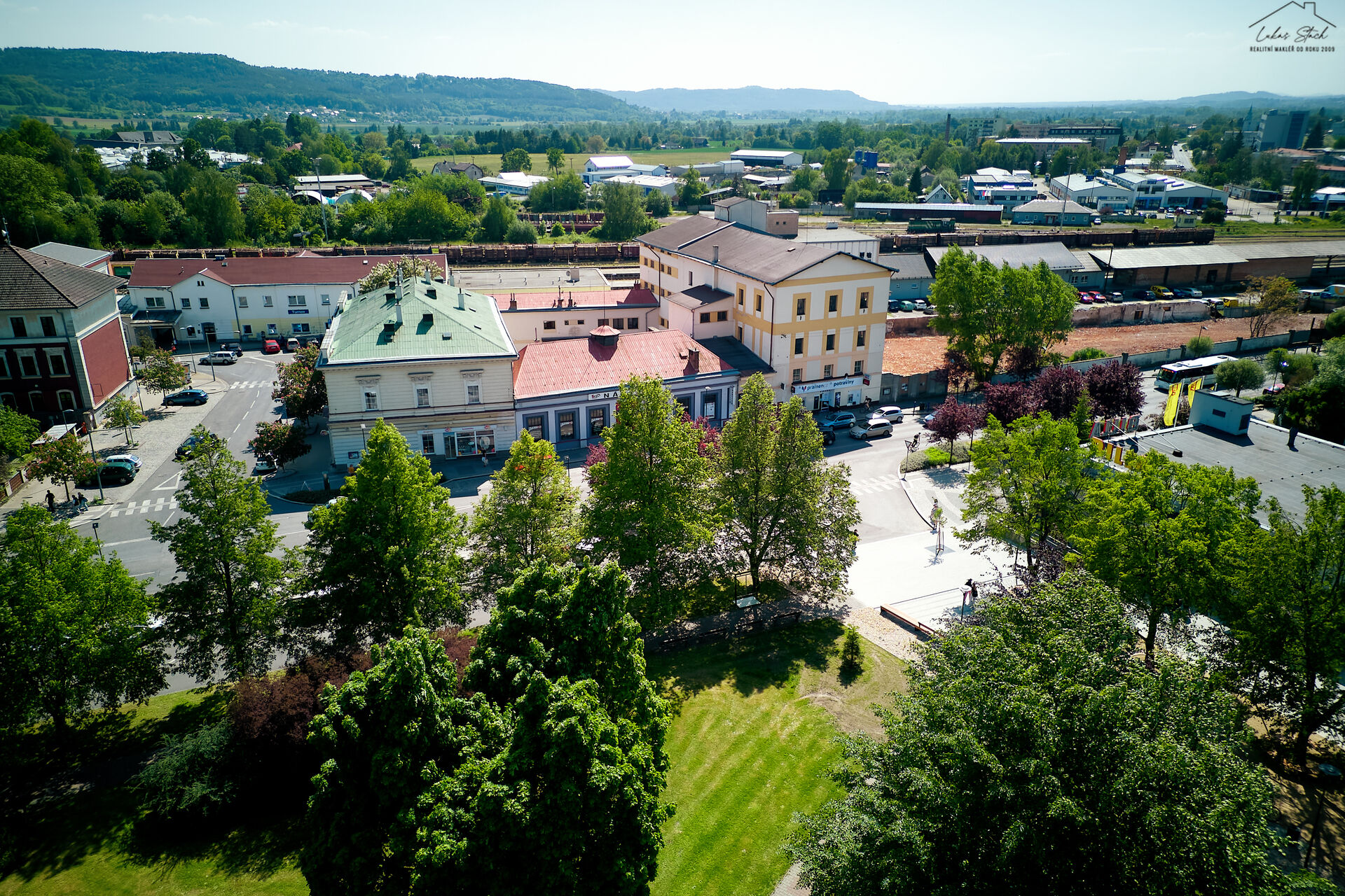 Obchodní a skladovací prostory, 2 438 m², Turnov