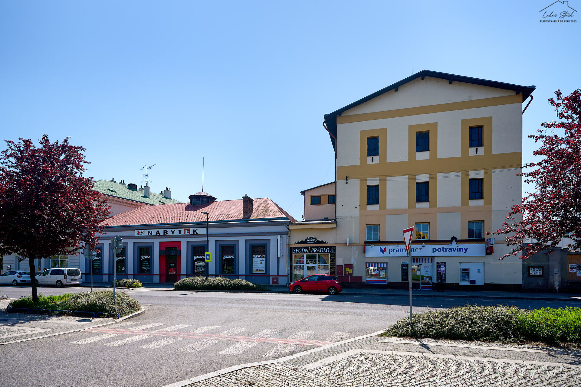 Prodej komerčního areálu – sklady, obchod, kanceláře, 2 438 m², Turnov