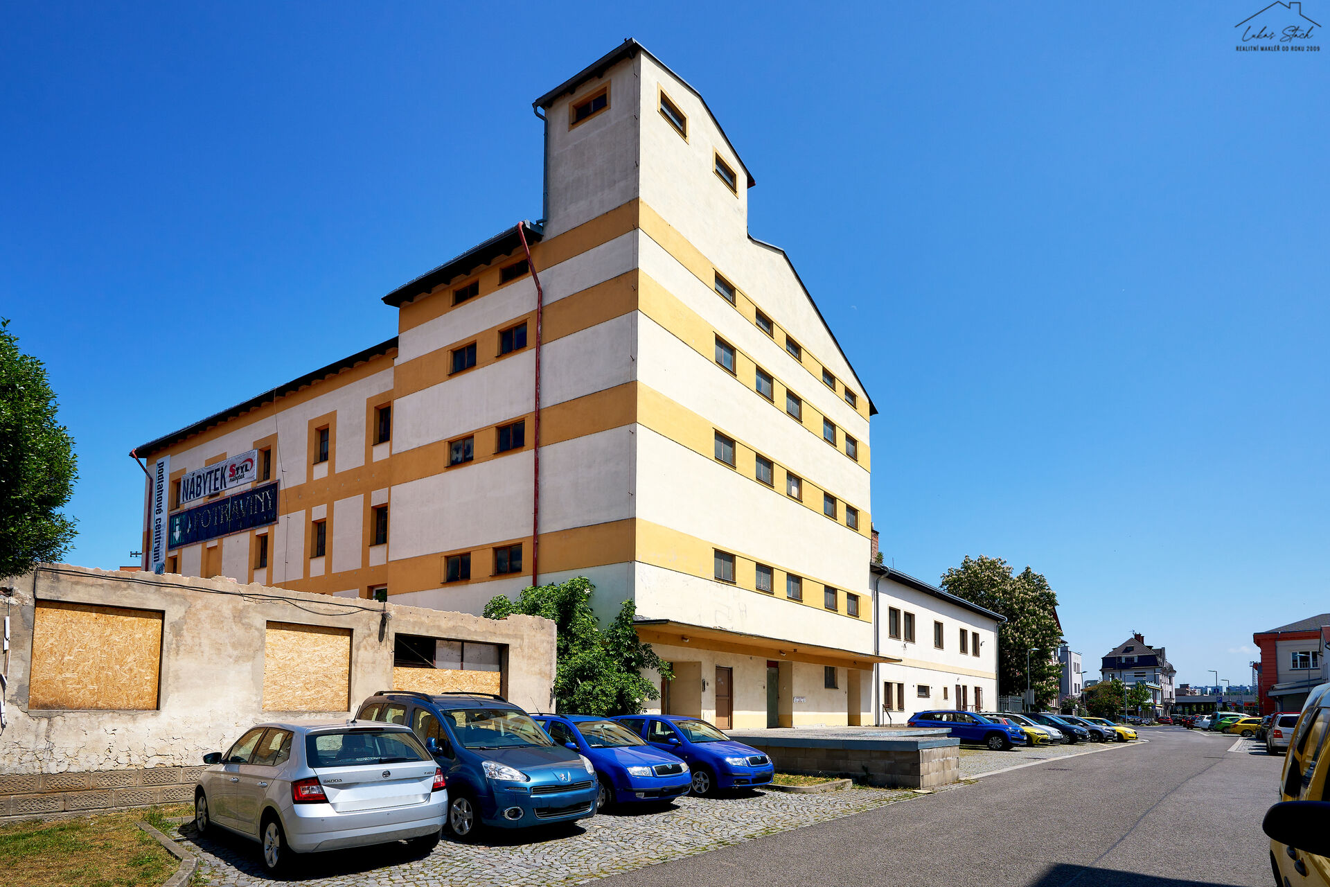 Prodej komerčního areálu – sklady, obchod, kanceláře, 2 438 m², Turnov