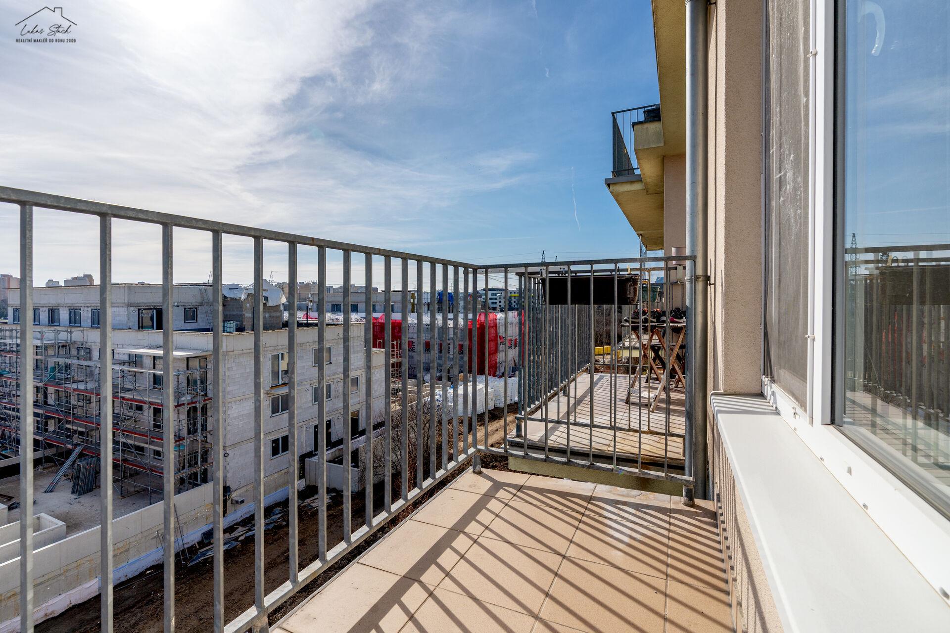 Pronájem světlého bytu 2+kk s balkónem a parkovacím stáním, Praha 4 – Chodov