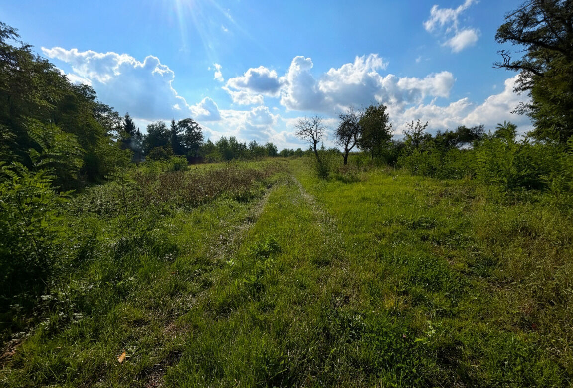 Stavební pozemek s výhledem a výbornou dostupností do Prahy i Rakovníka