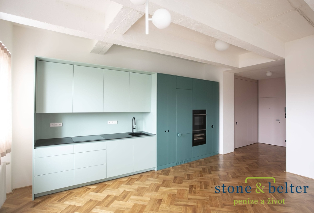 Obývací pokoj s kuchyňskou linkou