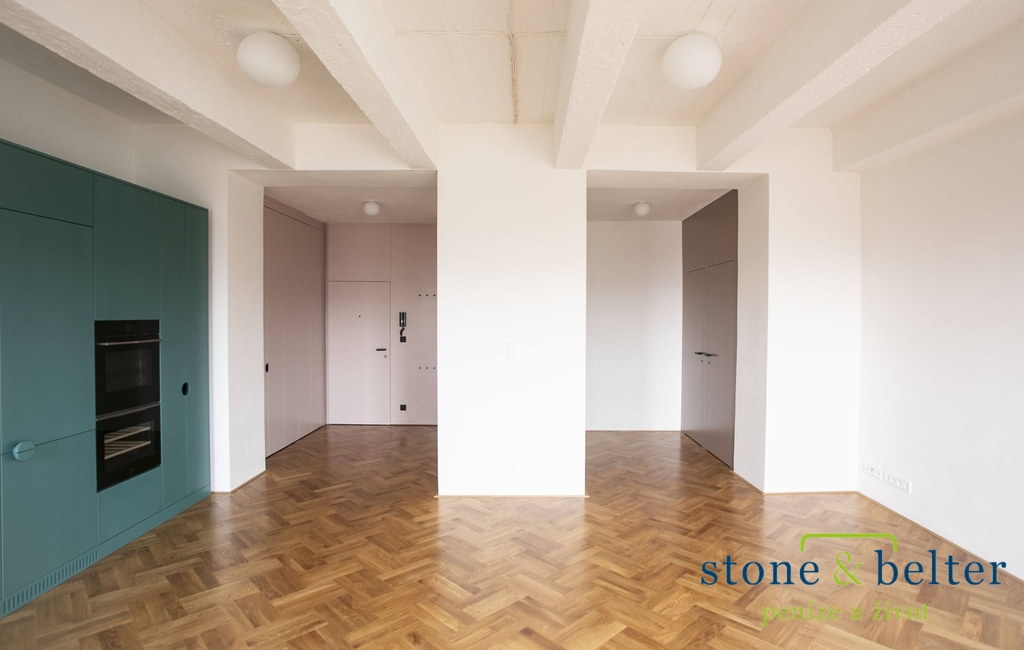 Vstup do bytu a pohled na chodbu