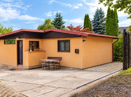 Prodej chaty 2+1 s pozemkem 1 446 m², sklepem, garáží a dílnou – Mnichovice
