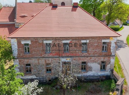 Dům se stodolou k prodeji v malebných Kozmicích u Benešova – klidné bydlení nebo investiční příležit