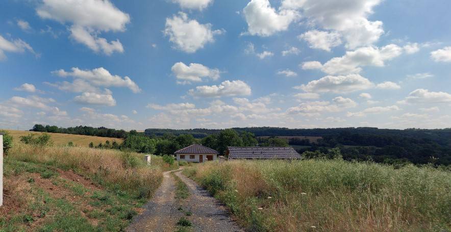 Pozemek (vpravo) z příjezdové cesty