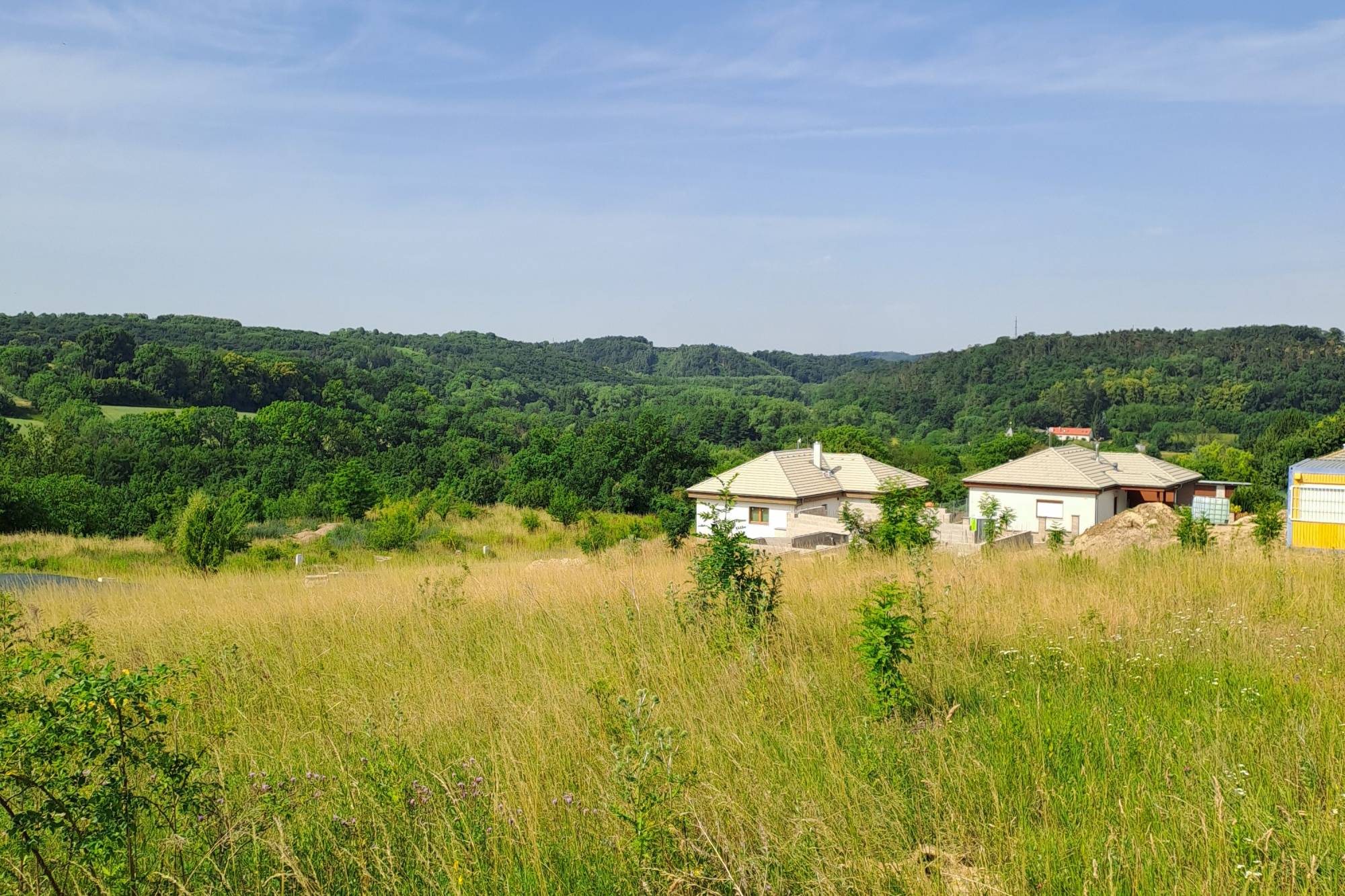 Výhled z pozemku na východ