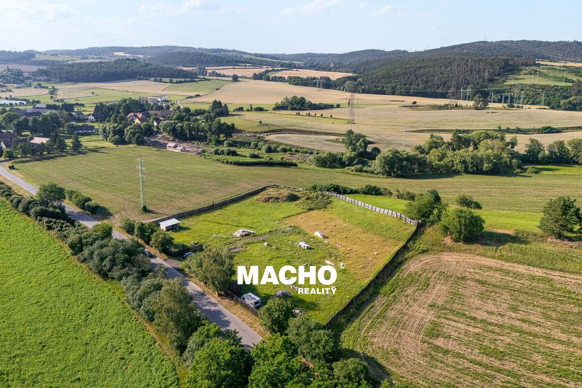Prodej stavebního pozemku 8 640 m², Drevníky