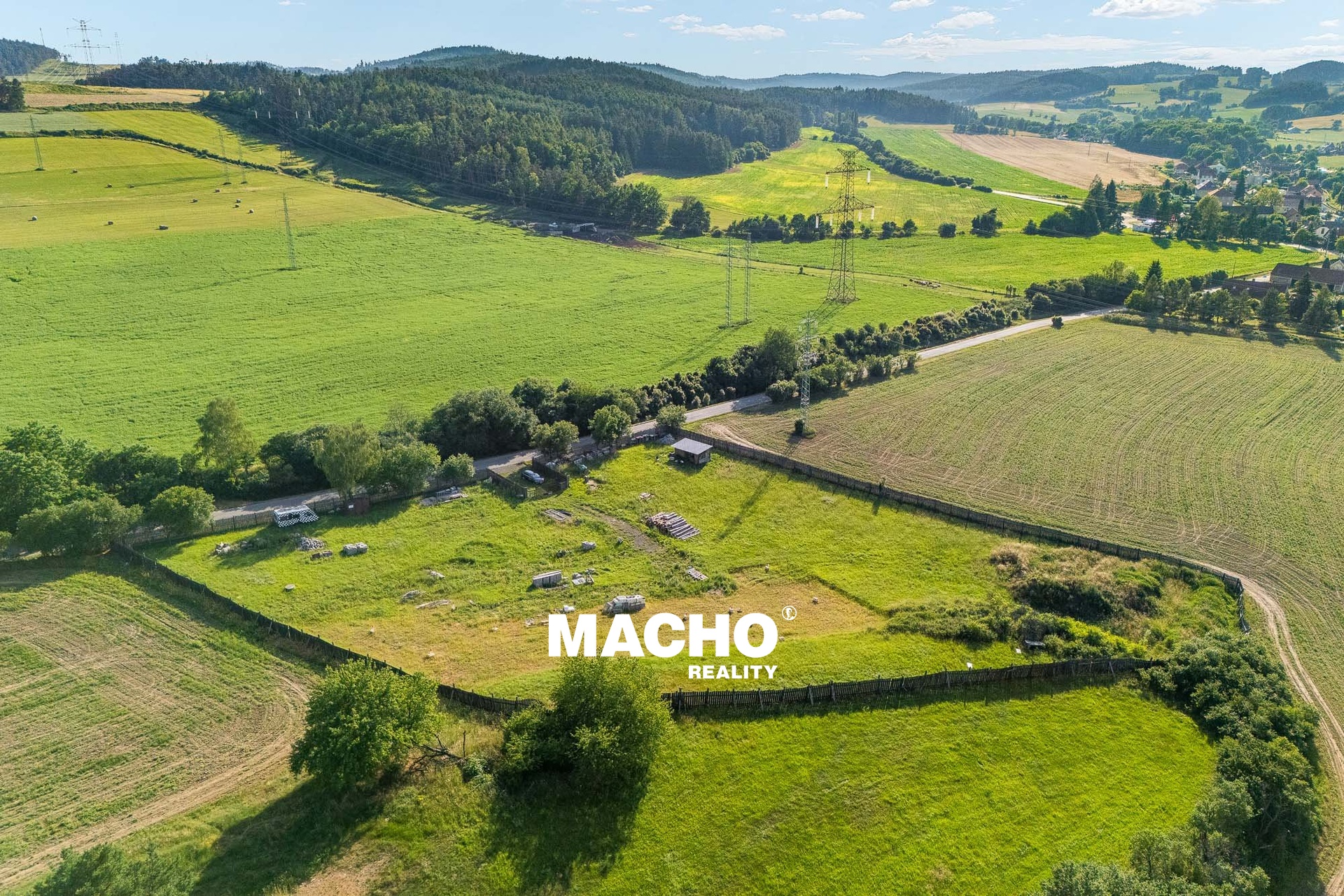 Prodej stavebního pozemku 8 640 m², Drevníky