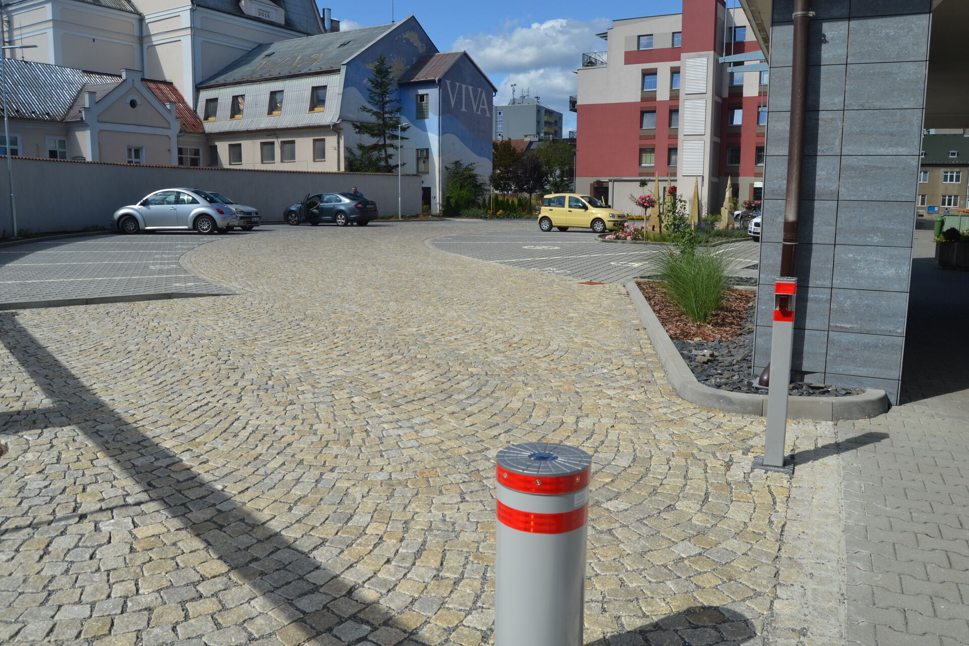 parkoviště před budovou