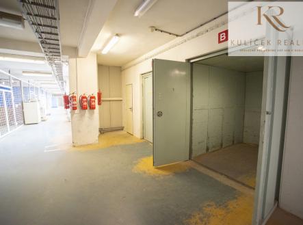 Pronájem skladovací prostor, 456 m²