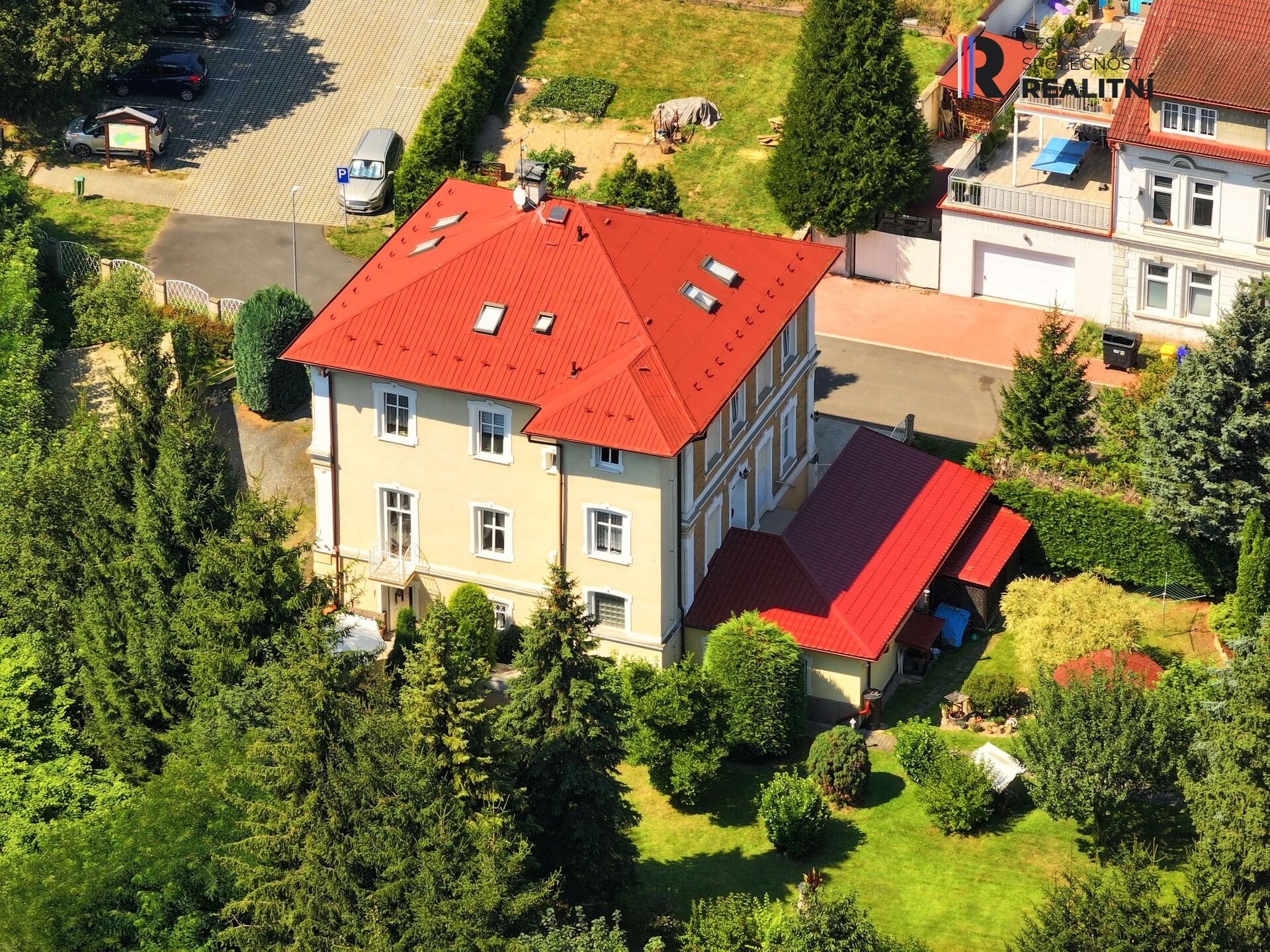 Prodej vícegenerační vily/RD, 3 bytové jednotky, garáž, dílna, wellness... Pozemek 1635m2, Chudeřín