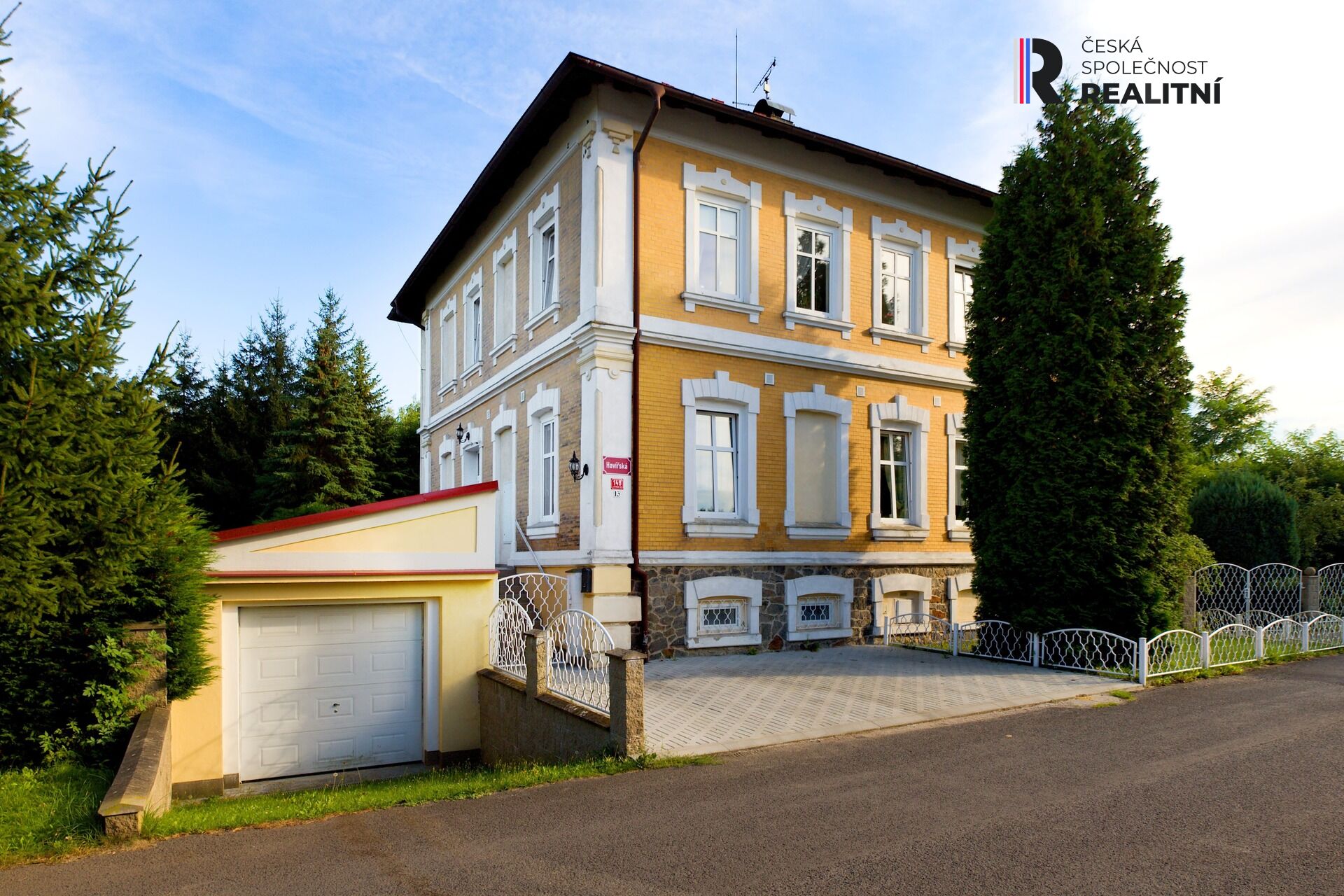 Prodej domu s potenciálem komerčního využití, 3 bytové jednotky, garáž, dílna, zahrada