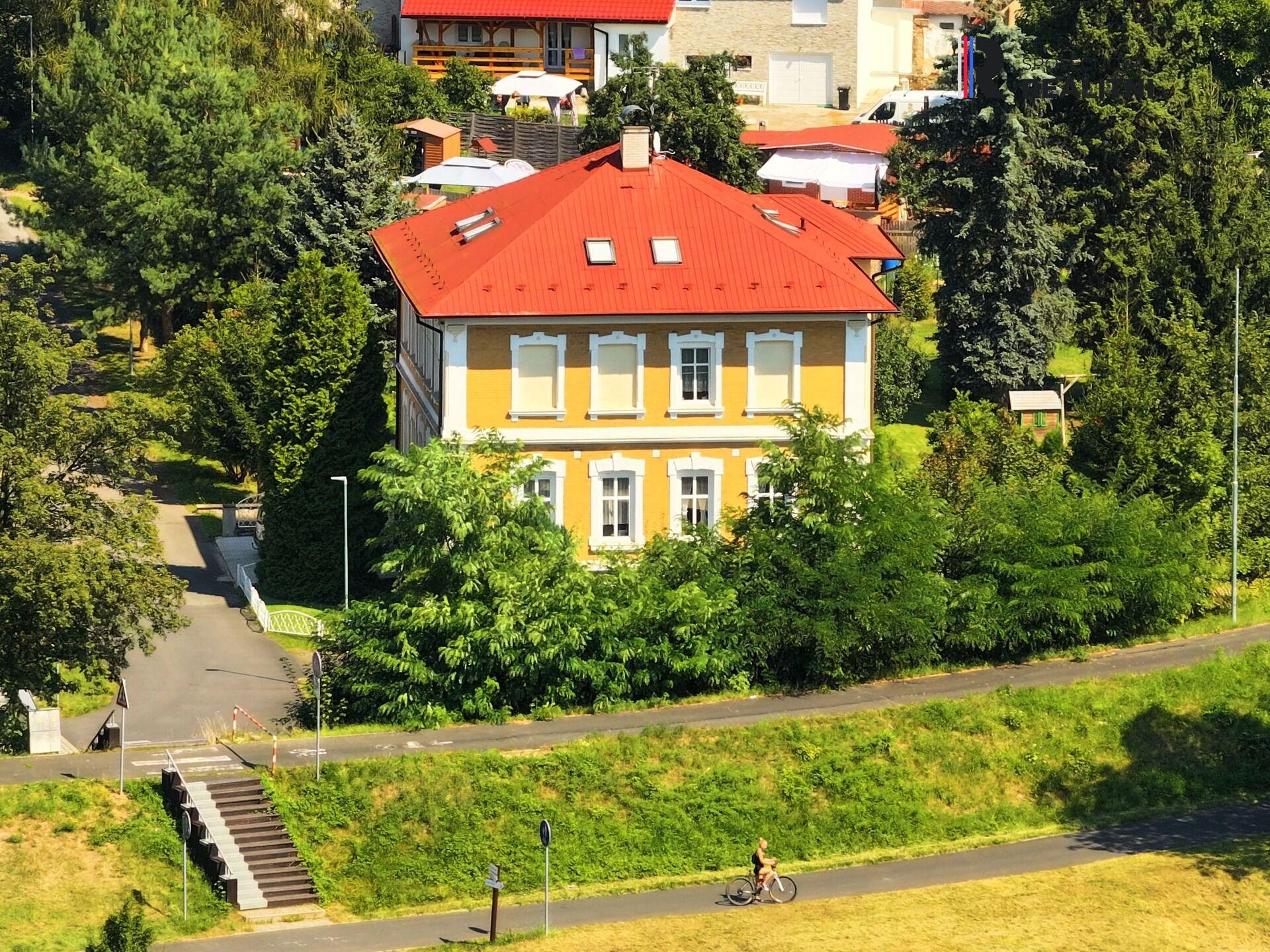 Prodej domu s potenciálem komerčního využití, 3 bytové jednotky, garáž, dílna, zahrada