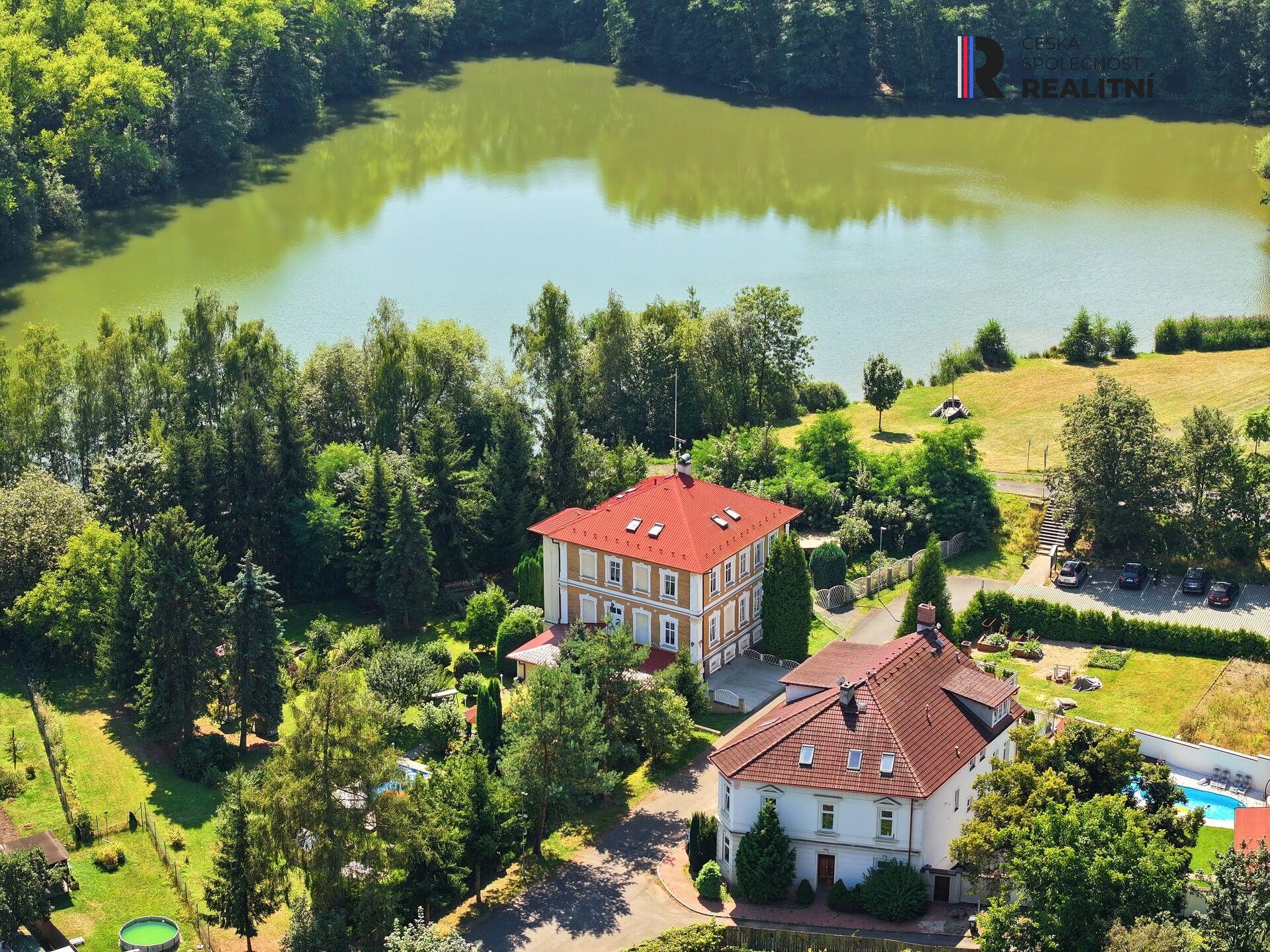 Prodej domu s potenciálem komerčního využití, 3 bytové jednotky, garáž, dílna, zahrada