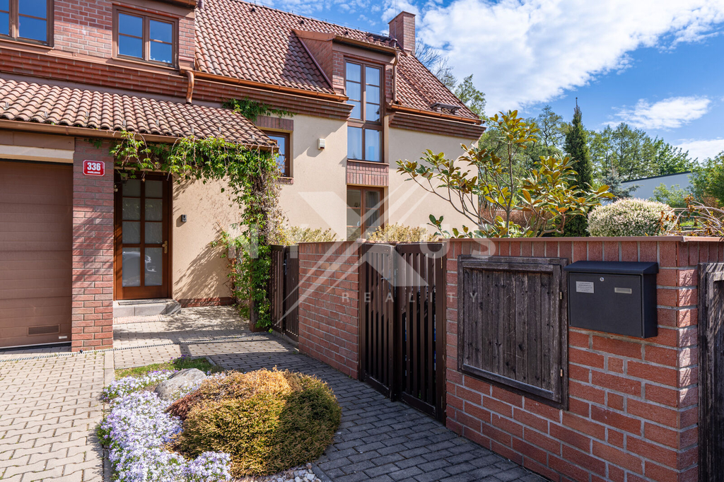 Udržovaný příchod k domu.