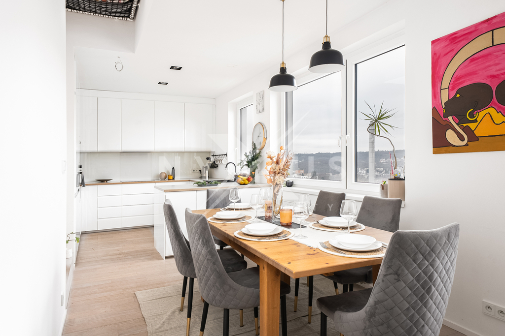 Obývací pokoj/jídelna s kuchyňským koutem