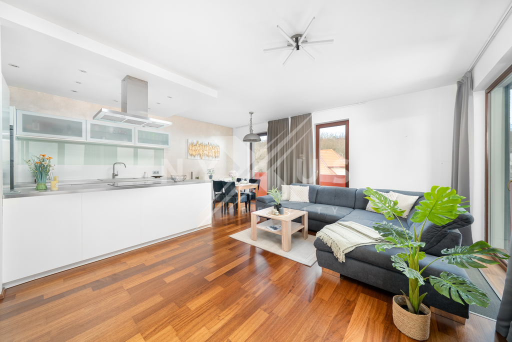 Obývací pokoj se vstupem na terasu