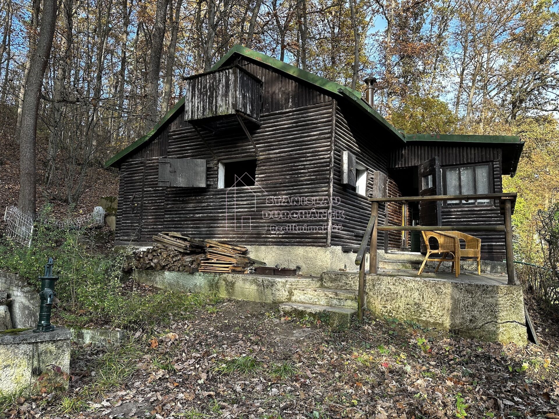 Chata na kraji lesa, Trněný Újezd, obec Mořina, okres Beroun, 16 km od metra Zličín