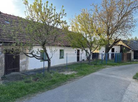 Rodinný dům k rekonstrukci, obec Otročiněves, 6 km od Berouna