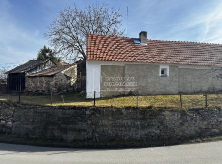 Rodinný dům k rekonstrukci, obec Otročiněves, 6 km od Berouna