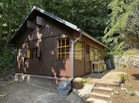 Zrekonstruovaná chata na vlastním pozemku 1139 m², obec Mořina, 16 km od Prahy - Zličína