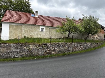 Rodinný dům k rekonstrukci, obec Otročiněves, 6 km od Berouna