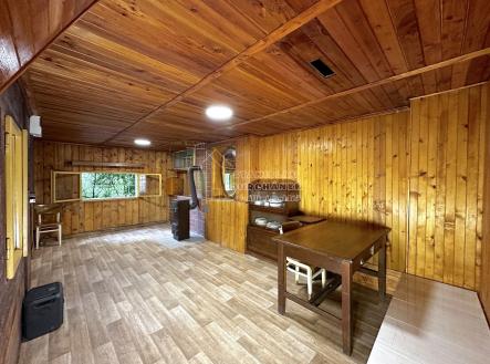 Chata po rekonstrukci na vlastním pozemku 1139 m², obec Mořina, 16 km od Prahy-Zličína