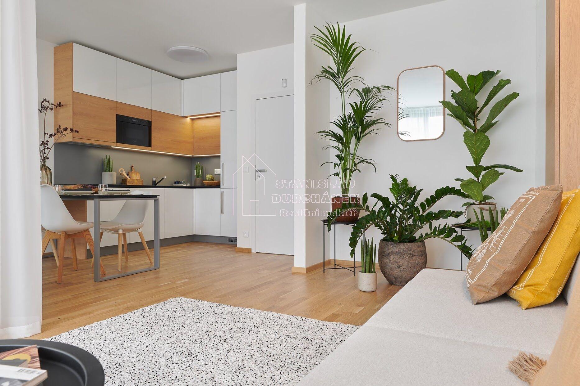 Pronájem vybaveného bytu 1+kk s lodžií, Praha 8-Střížkov, ulice Střížkovská, 5 minut od metra