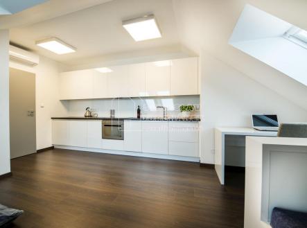 Pronájem vybaveného podkrovního bytu 1+kk, 43 m2, Praha 8, ulice Střelničná, minutu od metra Ládví