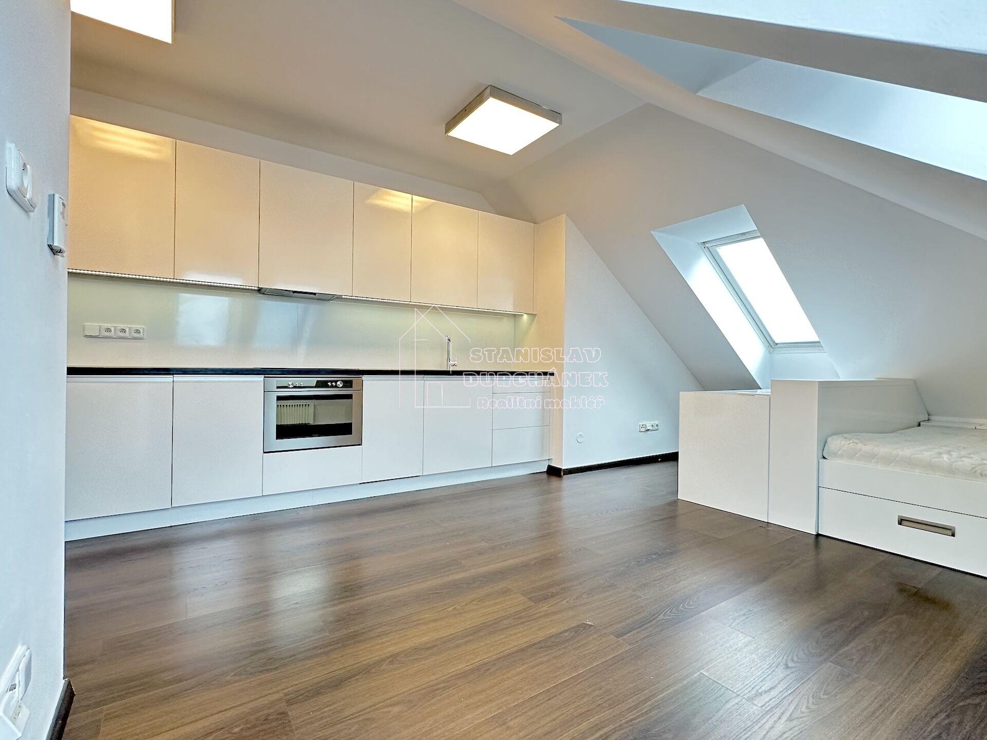 Pronájem vybaveného podkrovního bytu 1+kk, 43 m2, Praha 8, ulice Střelničná, minutu od metra Ládví