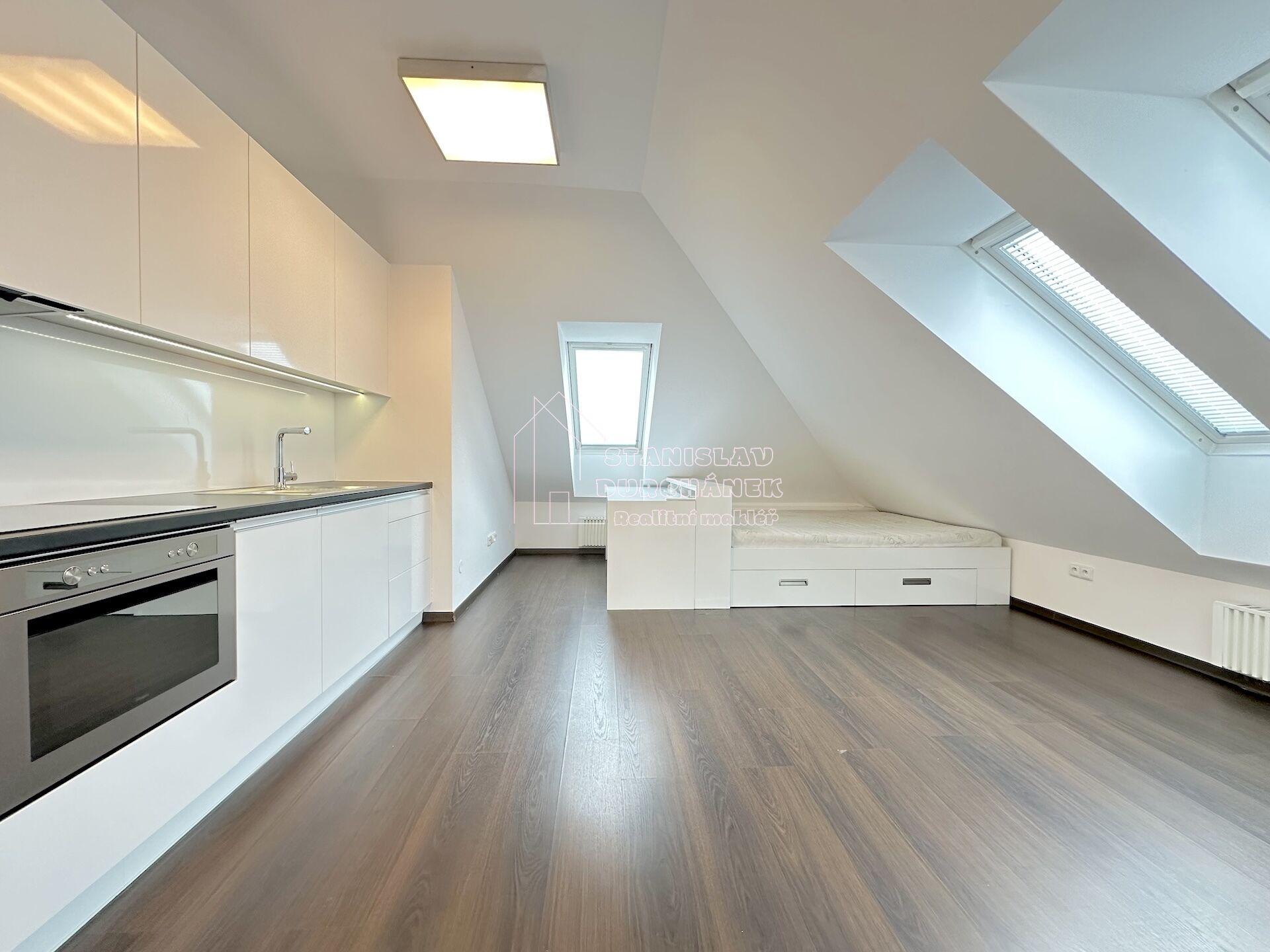 Pronájem vybaveného podkrovního bytu 1+kk, 43 m2, Praha 8, ulice Střelničná, minutu od metra Ládví