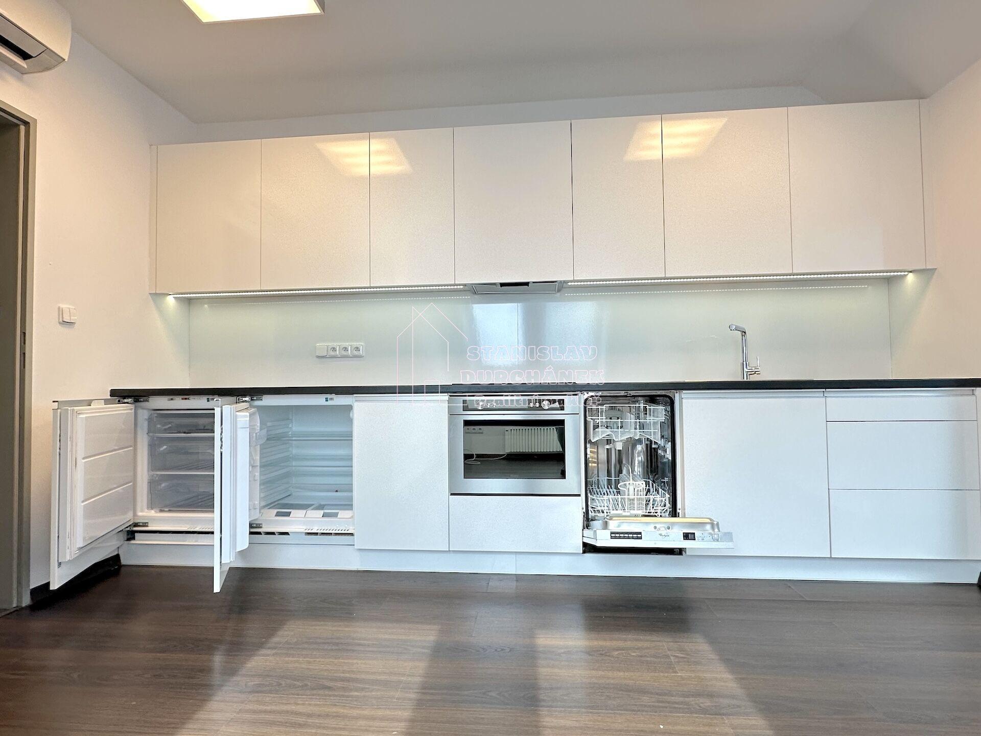 Pronájem vybaveného podkrovního bytu 1+kk, 43 m2, Praha 8, ulice Střelničná, minutu od metra Ládví