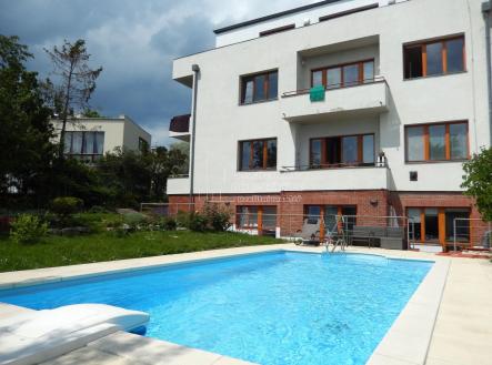 Pronájem bytu 1+1, 40 m2 v domě se zahradou a bazénem, Praha 6-Střešovice, ul. Farní