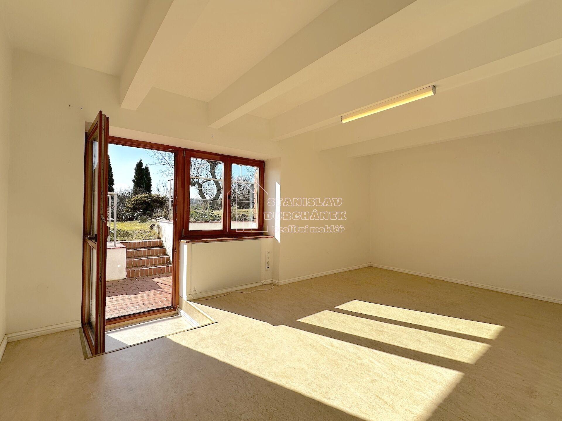 Pronájem bytu 1+1, 40 m2 v domě se zahradou a bazénem, Praha 6-Střešovice, ul. Farní