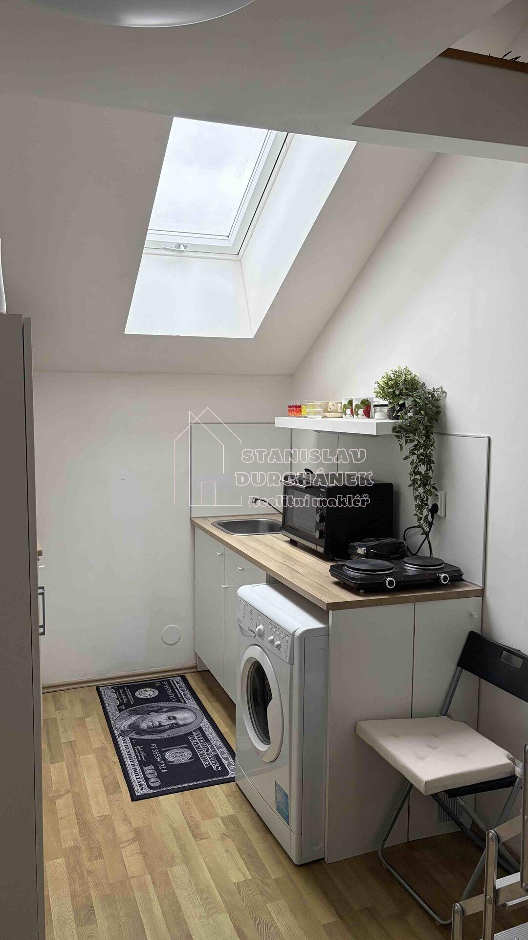 Pronájem ateliéru 17 m2, Praha 12-Točná, náměstí Antonína Pecáka