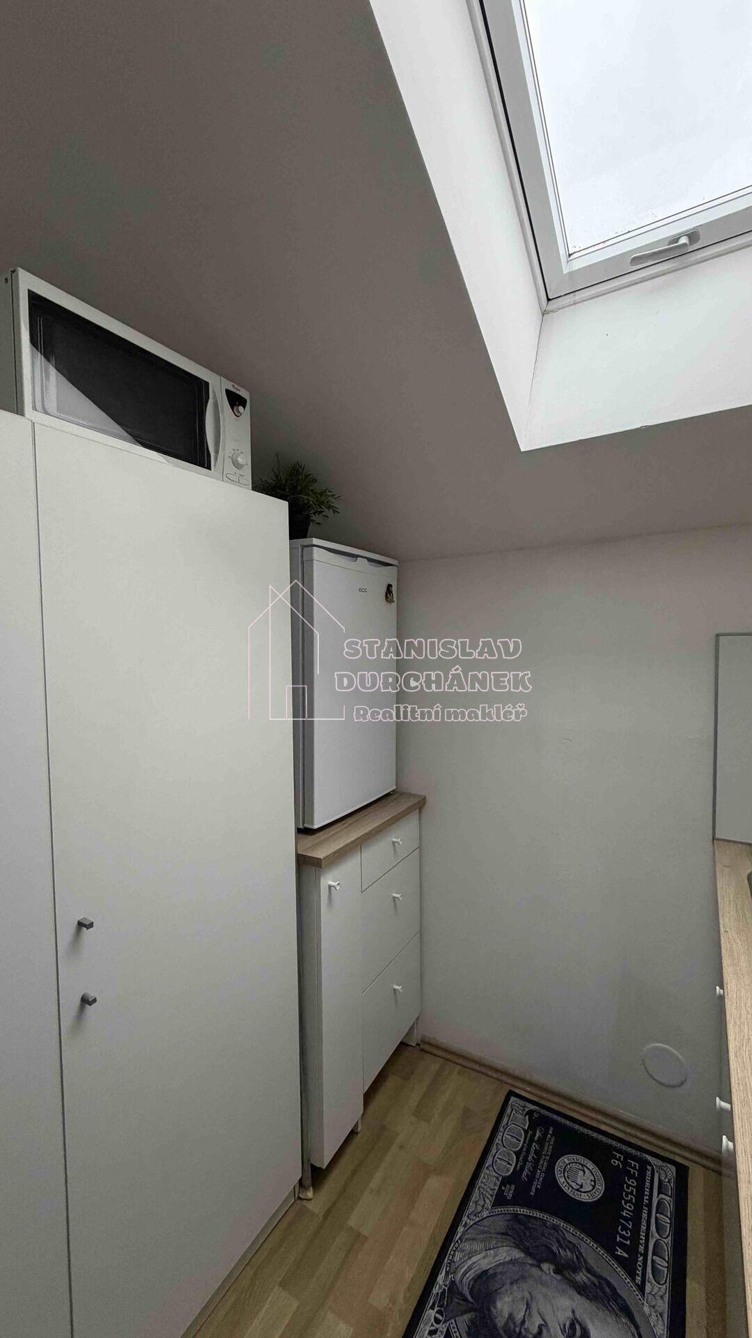 Pronájem ateliéru 17 m2, Praha 12-Točná, náměstí Antonína Pecáka