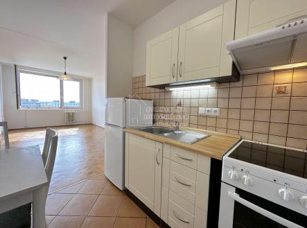 Pronájem nevybaveného bytu 2+kk, 44 m2, Praha 13-Stodůlky (Luka), ul. Trávníčkova