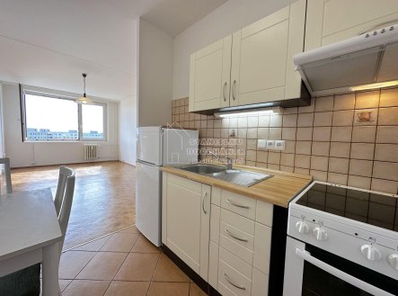 Pronájem nevybaveného bytu 2+kk, 44 m2, Praha 13-Stodůlky (Luka), ul. Trávníčkova