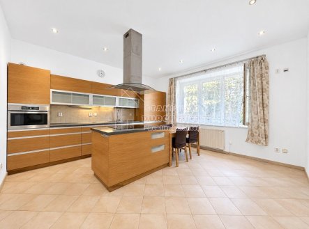 Pronájem hezkého bytu 2+1, 72 m2, Praha 8, ulice Střelničná, minutu od metra Ládví