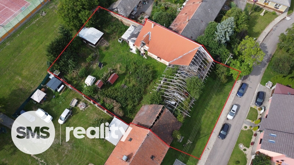 Dron z výšky se zakreslením