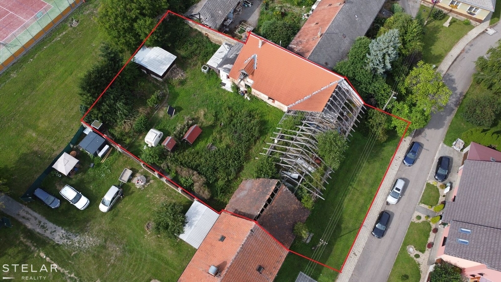 Dron z výšky se zakreslením